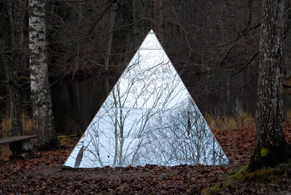 A picture of a sculpture in the woods, Avesta, Sverige.